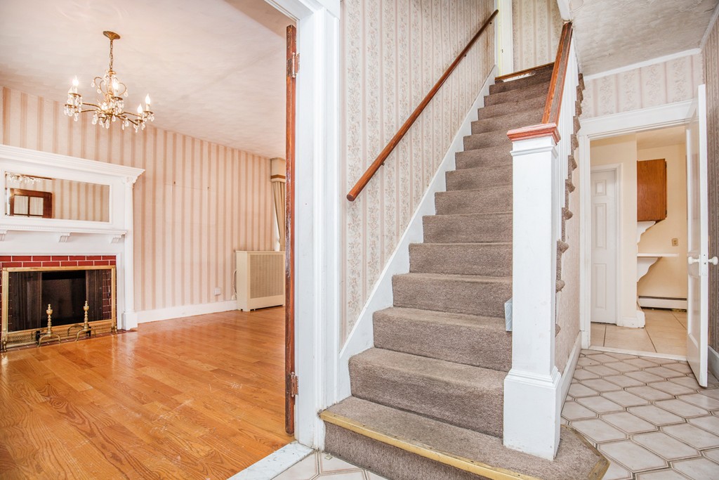 204 Maple Street Boston, MA 02132 - Photo 5 of 30