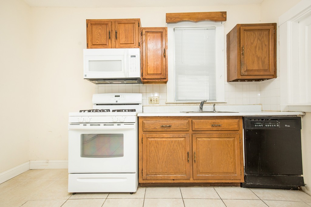 204 Maple Street Boston, MA 02132 - Photo 9 of 30