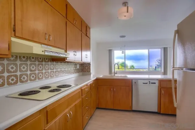 $3,100,000 | 7255 Via Capri, La Jolla, CA 92037