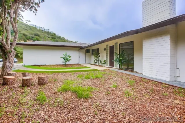 $3,100,000 | 7255 Via Capri, La Jolla, CA 92037