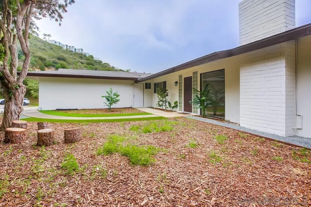 7255 Via Capri La Jolla, CA 92037 - Photo 8 of 58