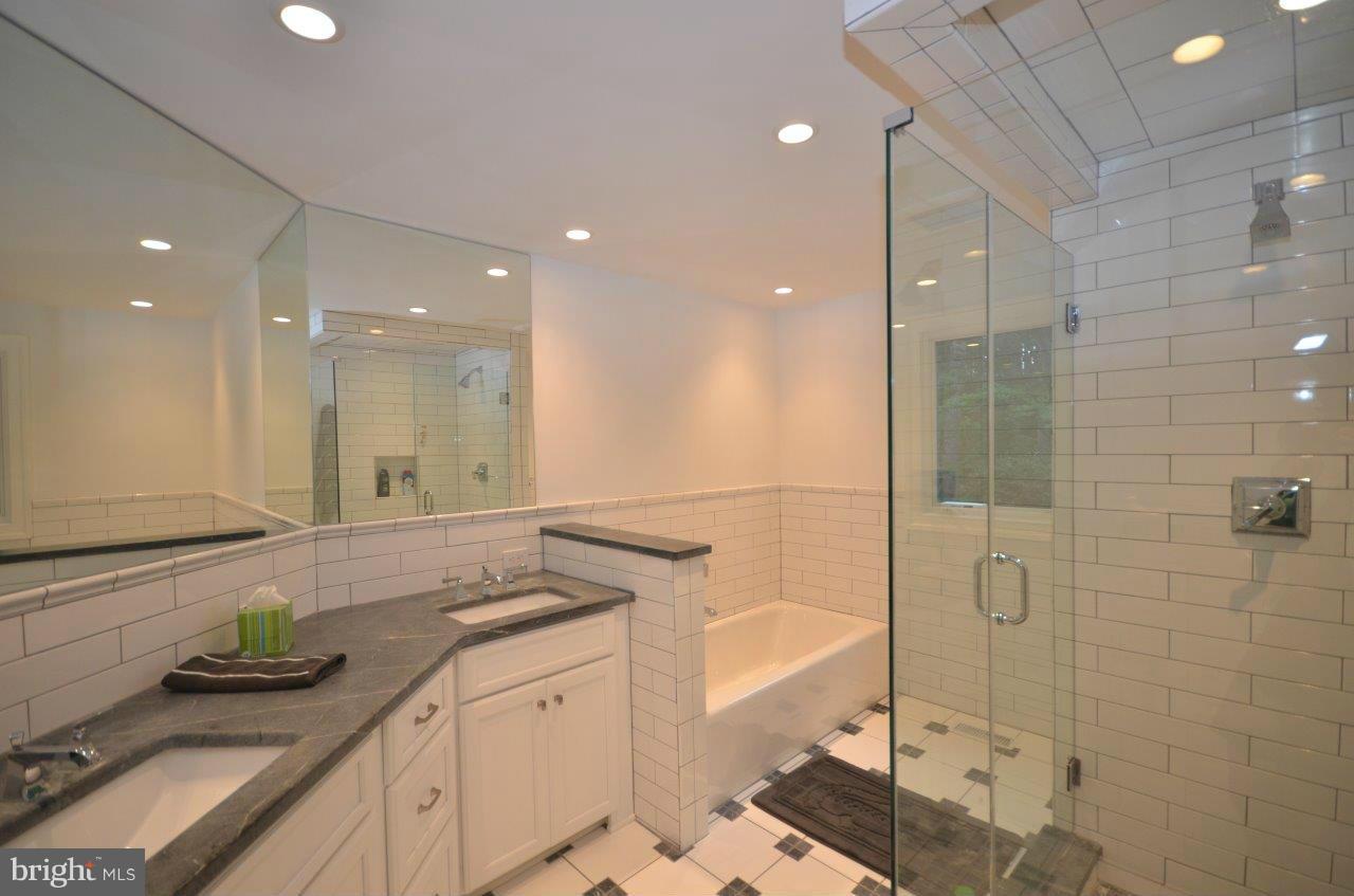 6662 Bozman Neavitt Road Bozman, MD 21612 - Photo 21 of 30 Bath (Master)
