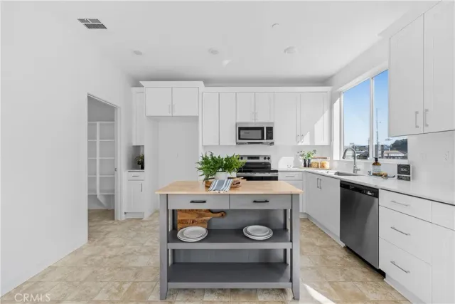 $659,990 | 9423 North Sepulveda Boulevard, Unit 2, North Hills, CA 91343