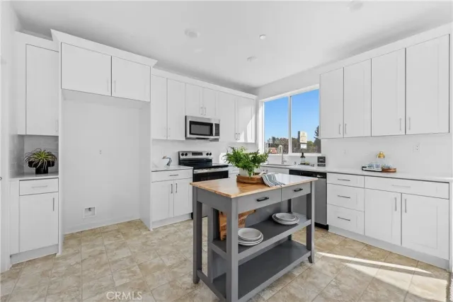 $659,990 | 9423 North Sepulveda Boulevard, Unit 2, North Hills, CA 91343