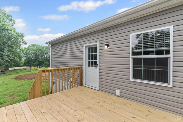 a view of a house with backyard