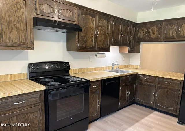 $2,450 | 211 Covered Bridge Boulevard, Unit B, Manalapan, NJ 07726