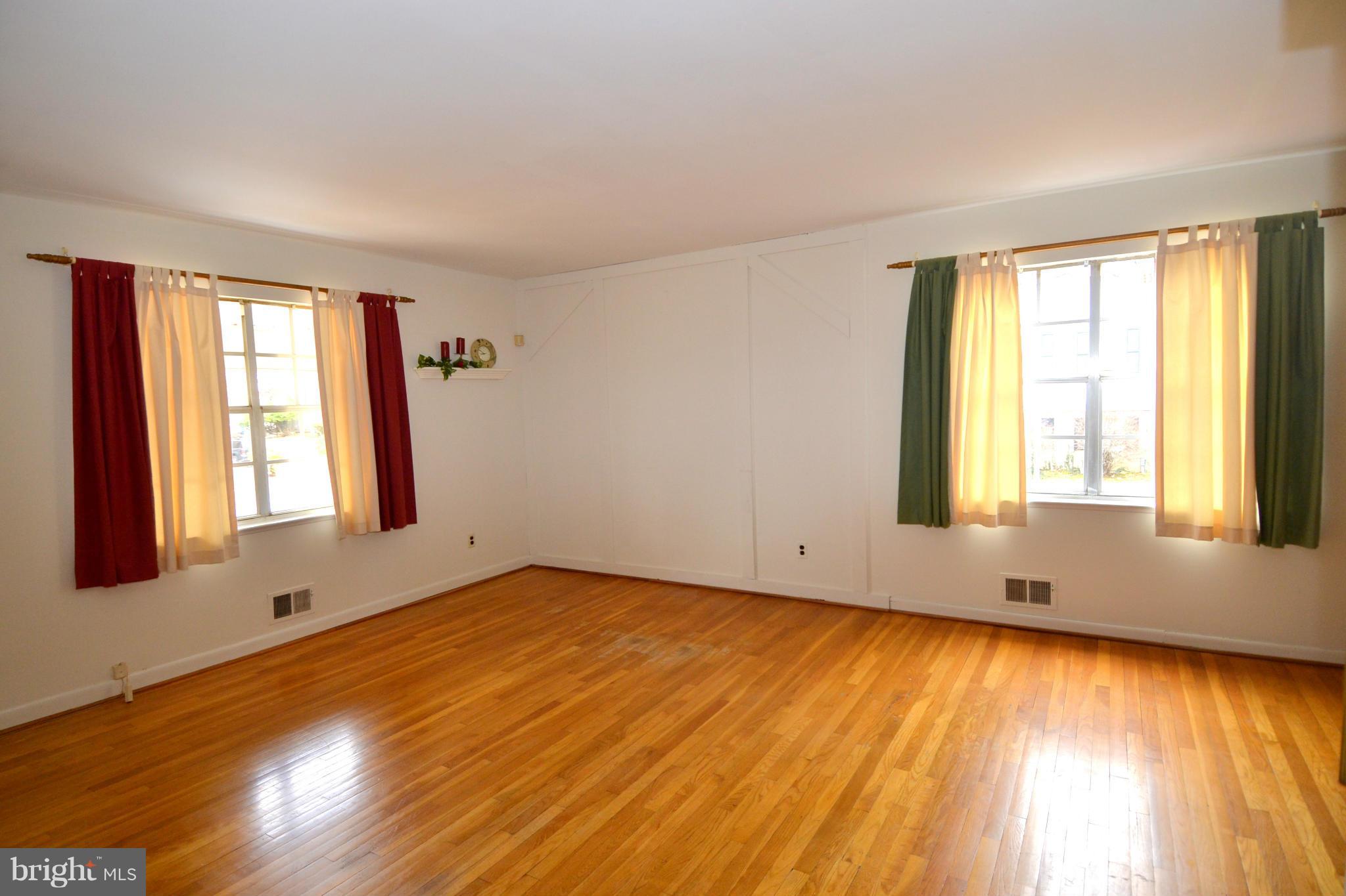 515 Crosby Road Catonsville, MD 21228 - Photo 2 of 19 Living Room