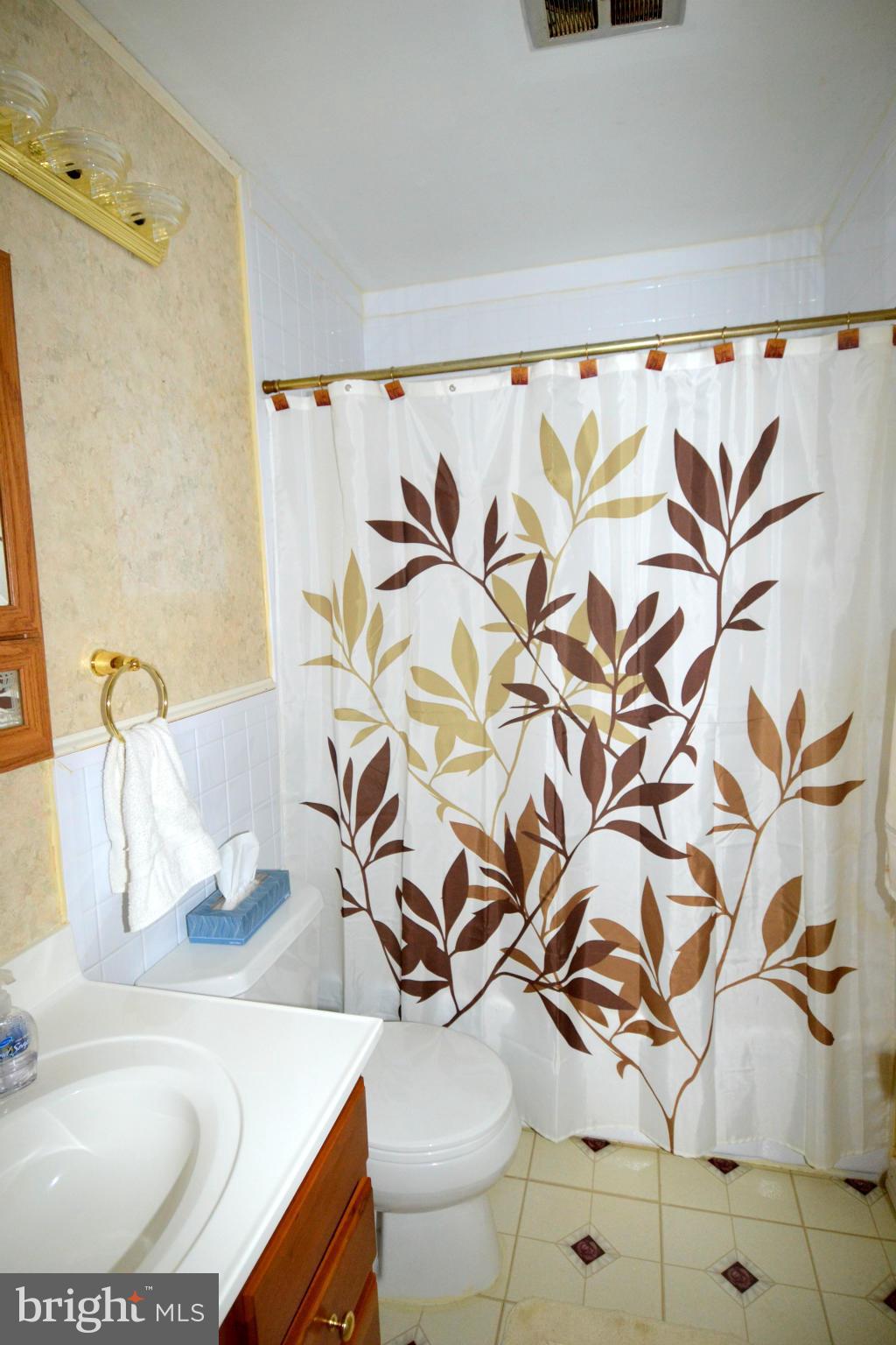 515 Crosby Road Catonsville, MD 21228 - Photo 10 of 19 Full Hallway Bath