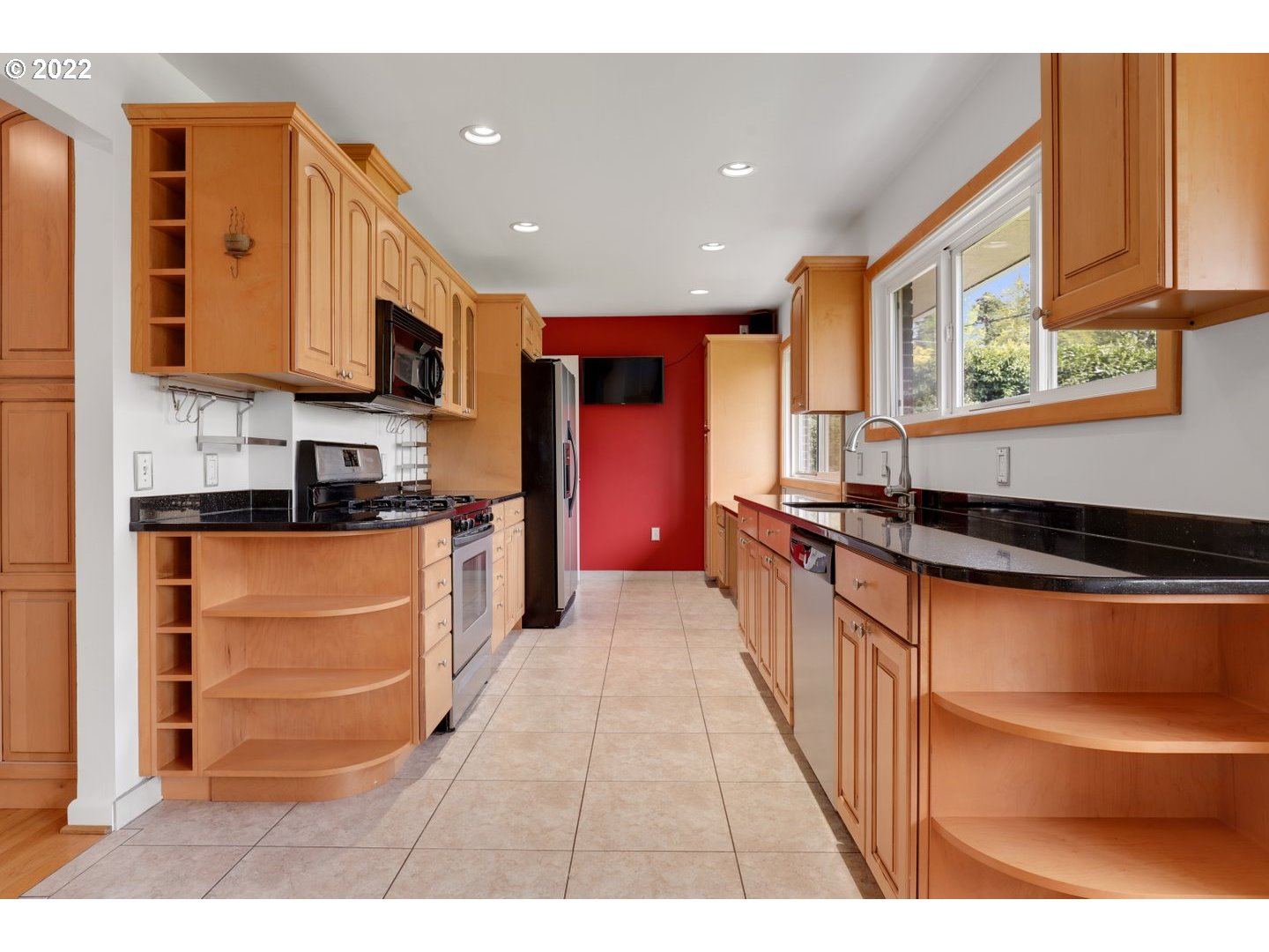 6235 Southwest Huber Street Portland, OR 97219 - Photo 13 of 31 Gallery Image 13