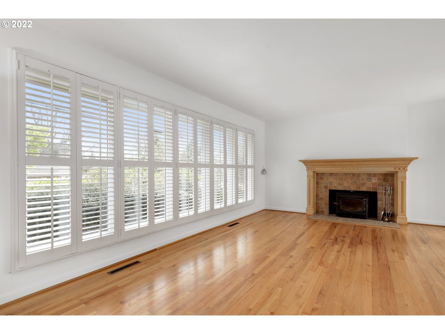 6235 Southwest Huber Street Portland, OR 97219 - Photo 4 of 31 Gallery Image 4