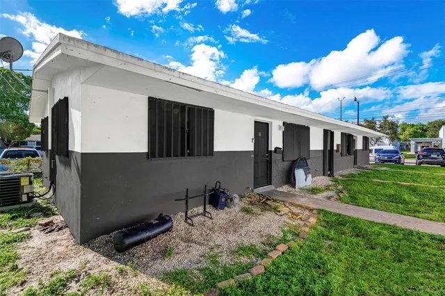 a view of a house with backyard