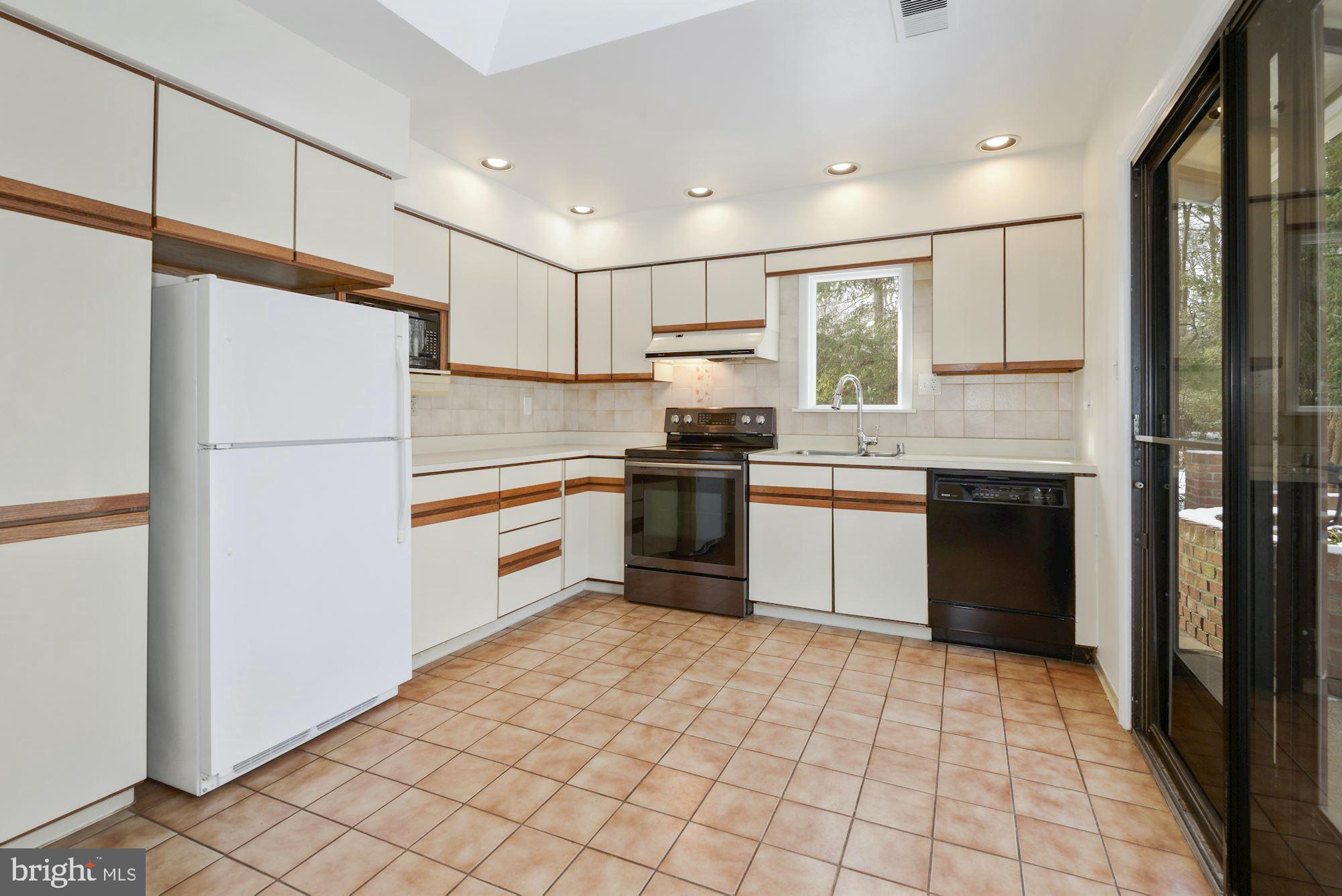 11232 Handlebar Road Reston, VA 20191 - Photo 5 of 26 Kitchen
