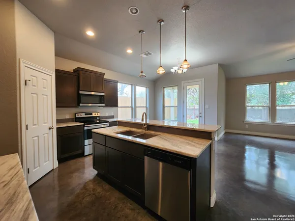 $1,895 | 184 East Torrey Street, New Braunfels, TX 78130