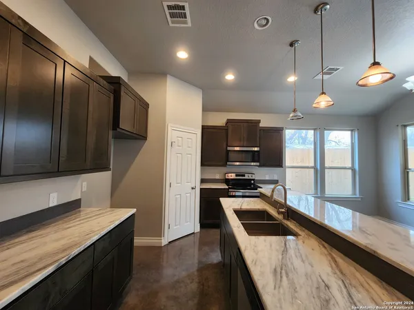 $1,895 | 184 East Torrey Street, New Braunfels, TX 78130