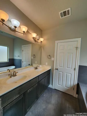 $1,895 | 184 East Torrey Street, New Braunfels, TX 78130