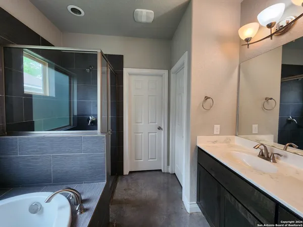 $1,895 | 184 East Torrey Street, New Braunfels, TX 78130