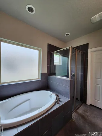 $1,895 | 184 East Torrey Street, New Braunfels, TX 78130