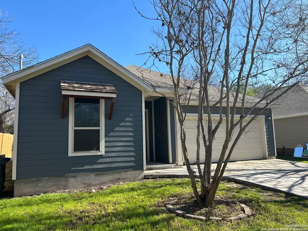 $1,895 | 184 East Torrey Street, New Braunfels, TX 78130