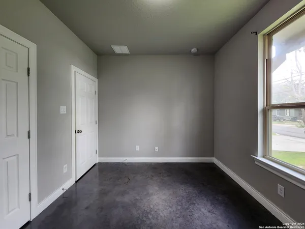 $1,895 | 184 East Torrey Street, New Braunfels, TX 78130