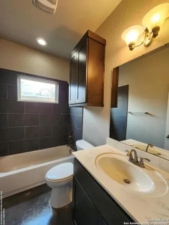 $1,895 | 184 East Torrey Street, New Braunfels, TX 78130