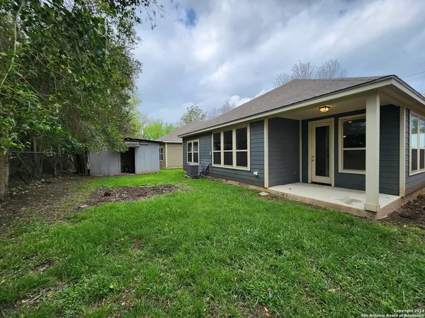 $1,895 | 184 East Torrey Street, New Braunfels, TX 78130