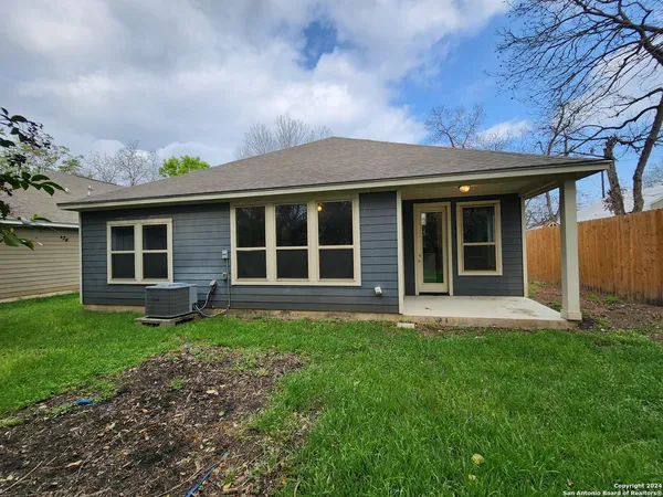 $1,895 | 184 East Torrey Street, New Braunfels, TX 78130