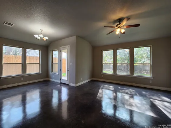 $1,895 | 184 East Torrey Street, New Braunfels, TX 78130