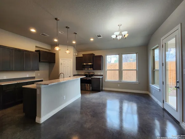 $1,895 | 184 East Torrey Street, New Braunfels, TX 78130