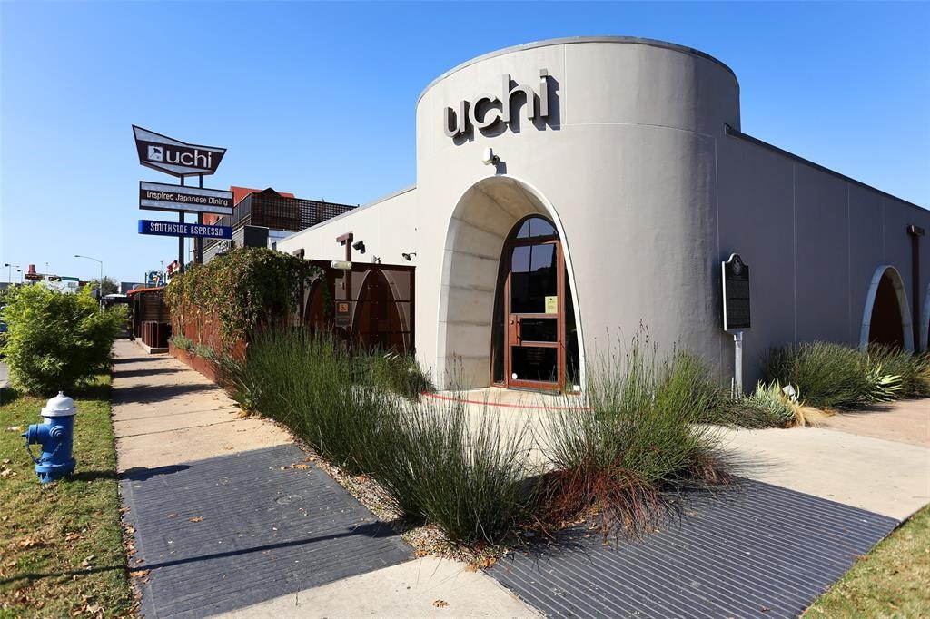 1758 Hawthorne Street Houston, TX 77098 - Photo 26 of 27 a front view of a house with garden