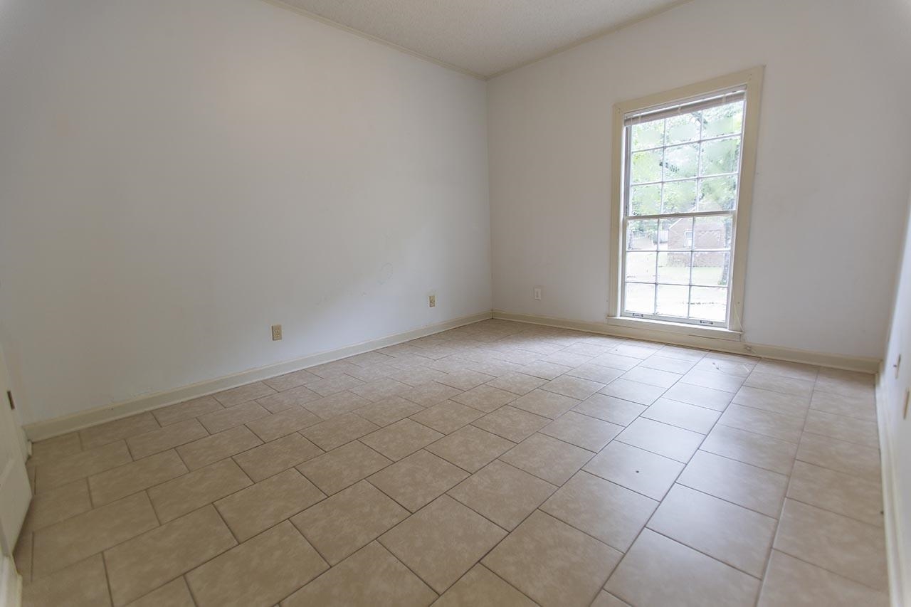 124 South Walnut Bend Road Memphis, TN 38018 - Photo 11 of 22 an empty room with windows