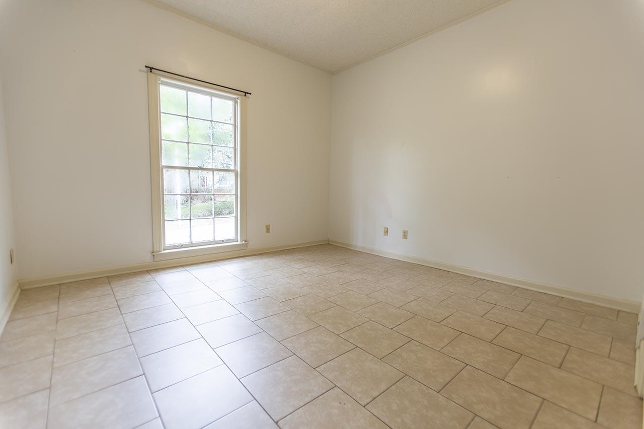 124 South Walnut Bend Road Memphis, TN 38018 - Photo 12 of 22 an empty room with windows