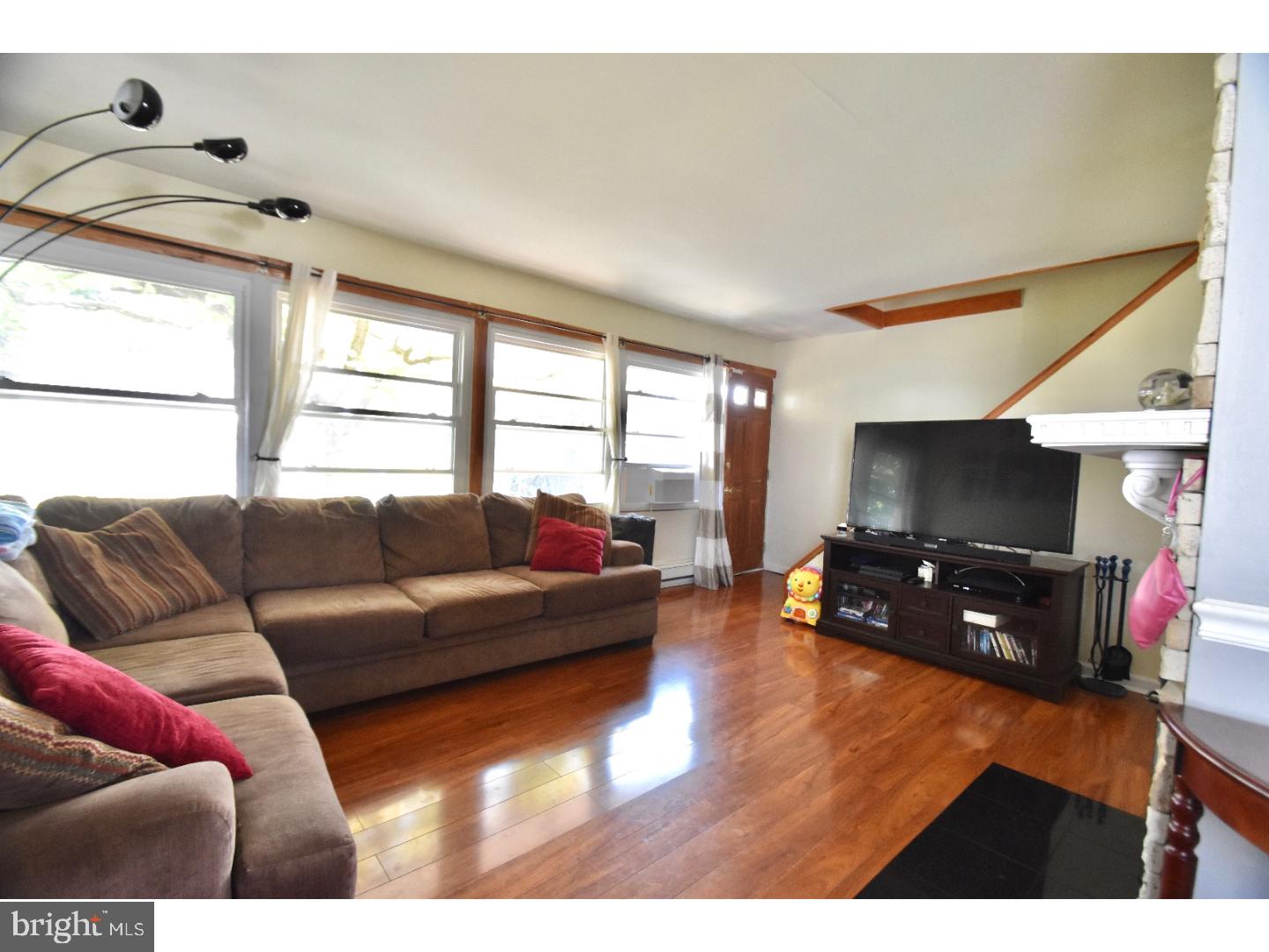 9207 Andover Road Philadelphia, PA 19114 - Photo 3 of 17 Living Room