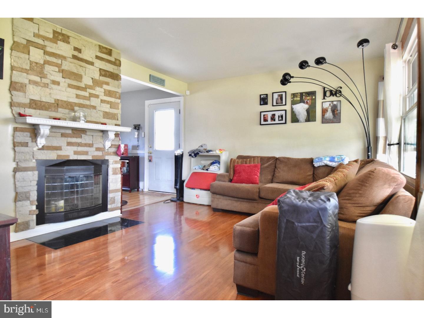 9207 Andover Road Philadelphia, PA 19114 - Photo 4 of 17 Living Room