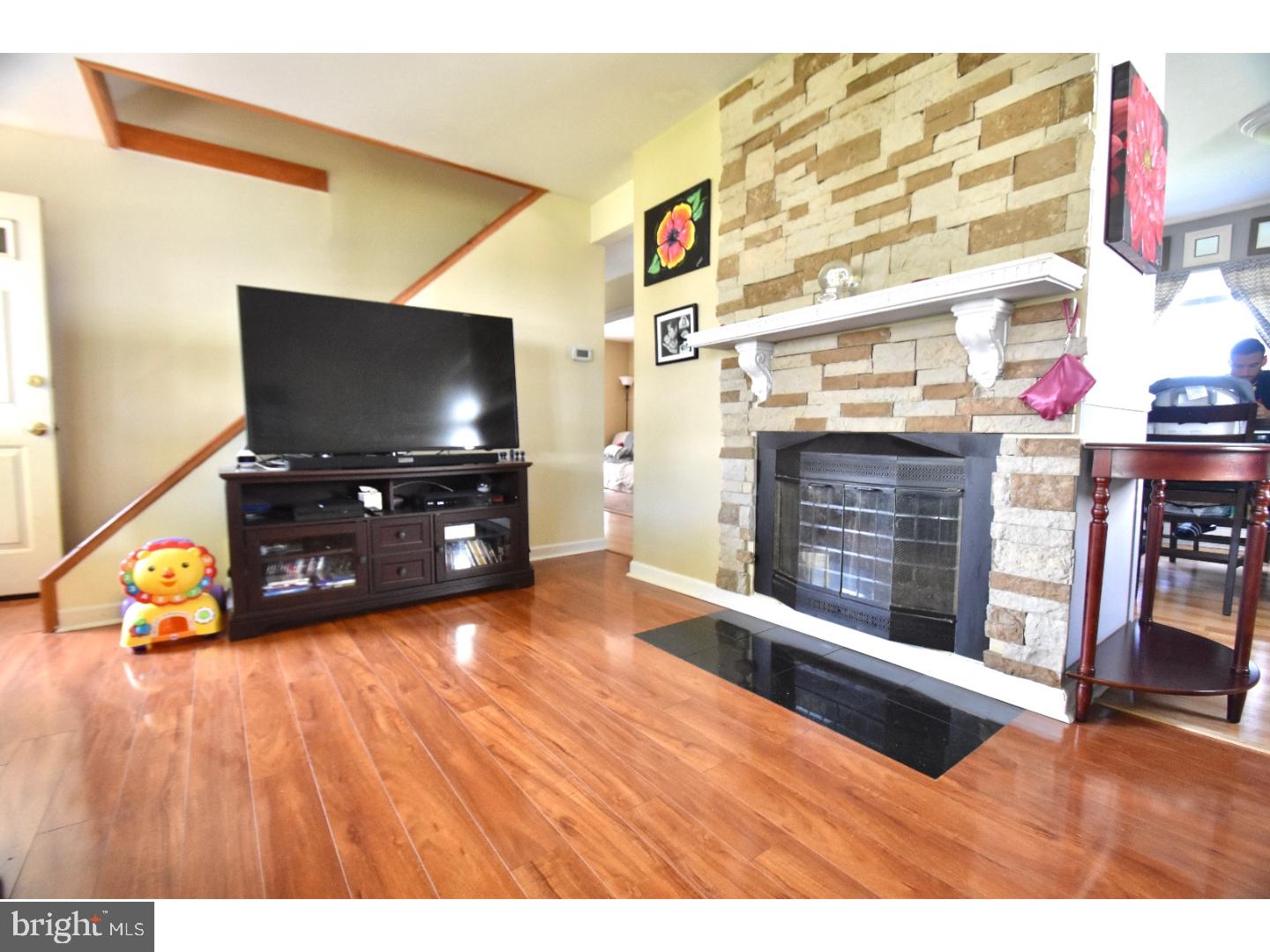 9207 Andover Road Philadelphia, PA 19114 - Photo 5 of 17 Living Room