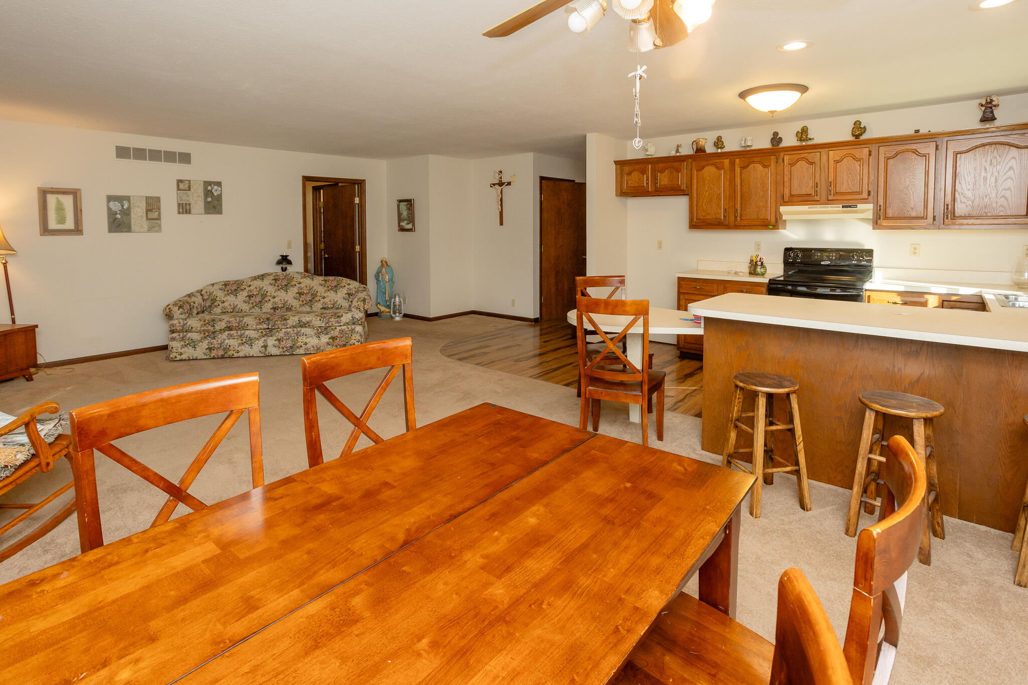 216 East Dunn Road New Carlisle, IN 46552 - Photo 5 of 22 2048x1365