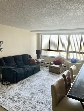 $1,350 | 8900 East Jefferson Avenue, Unit 528, Detroit, MI 48214