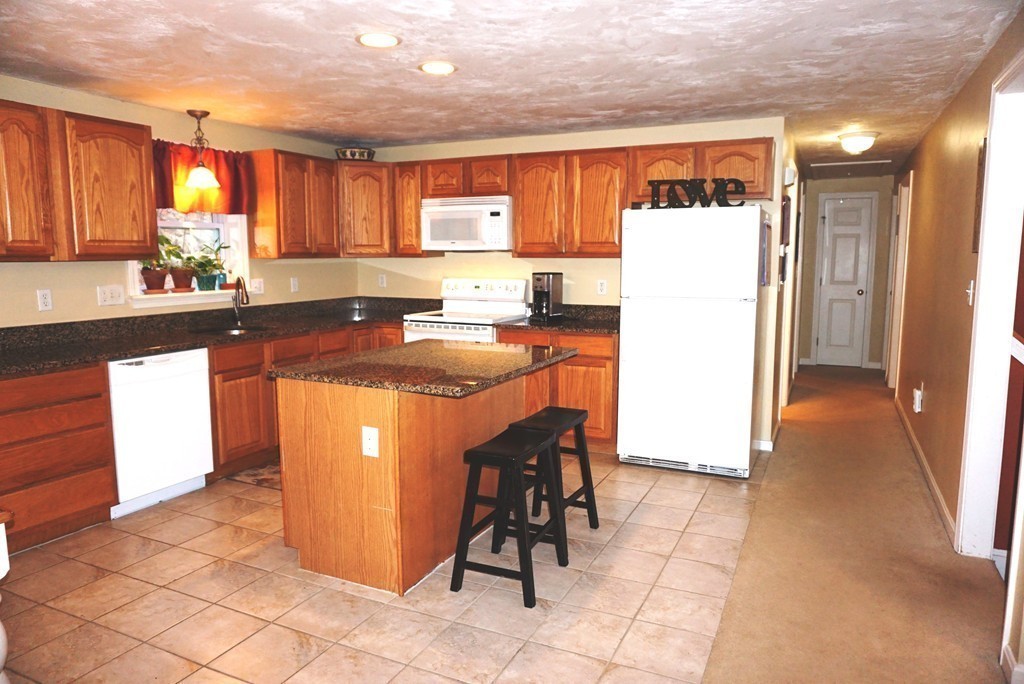 98 Brookfield Road Sturbridge, MA 01518 - Photo 10 of 29