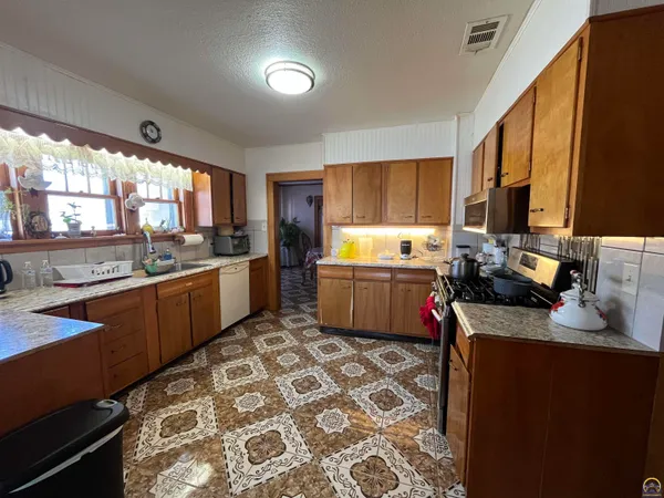 $280,000 | 645 Lincoln Street, Emporia, KS 66801