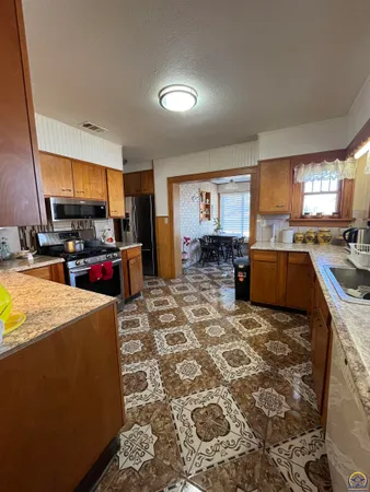 $280,000 | 645 Lincoln Street, Emporia, KS 66801