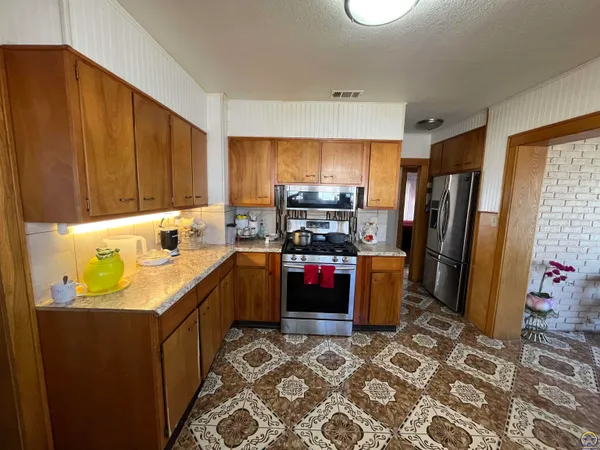 $280,000 | 645 Lincoln Street, Emporia, KS 66801