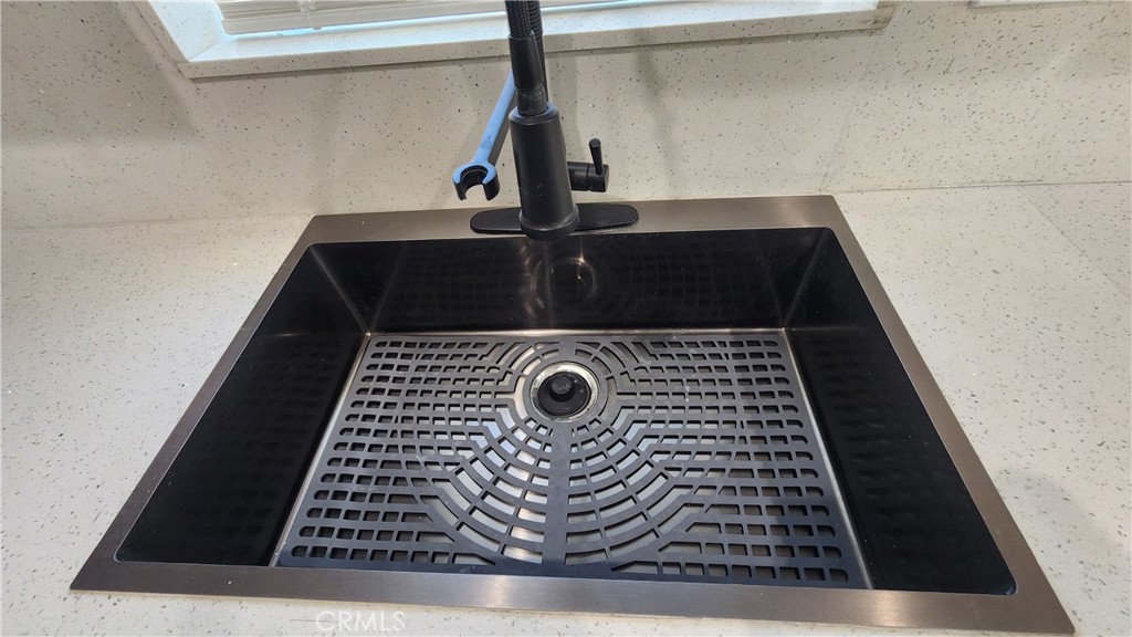 3433 Eucalyptus Avenue Riverside, CA 92507 - Photo 27 of 38 a close view of stove