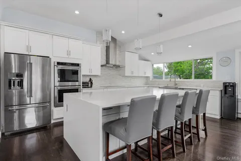 $1,285,000 | 10 Jeremy Avenue, Plainview, NY 11803