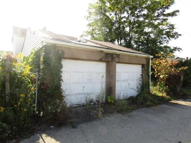 a front view of house with yard