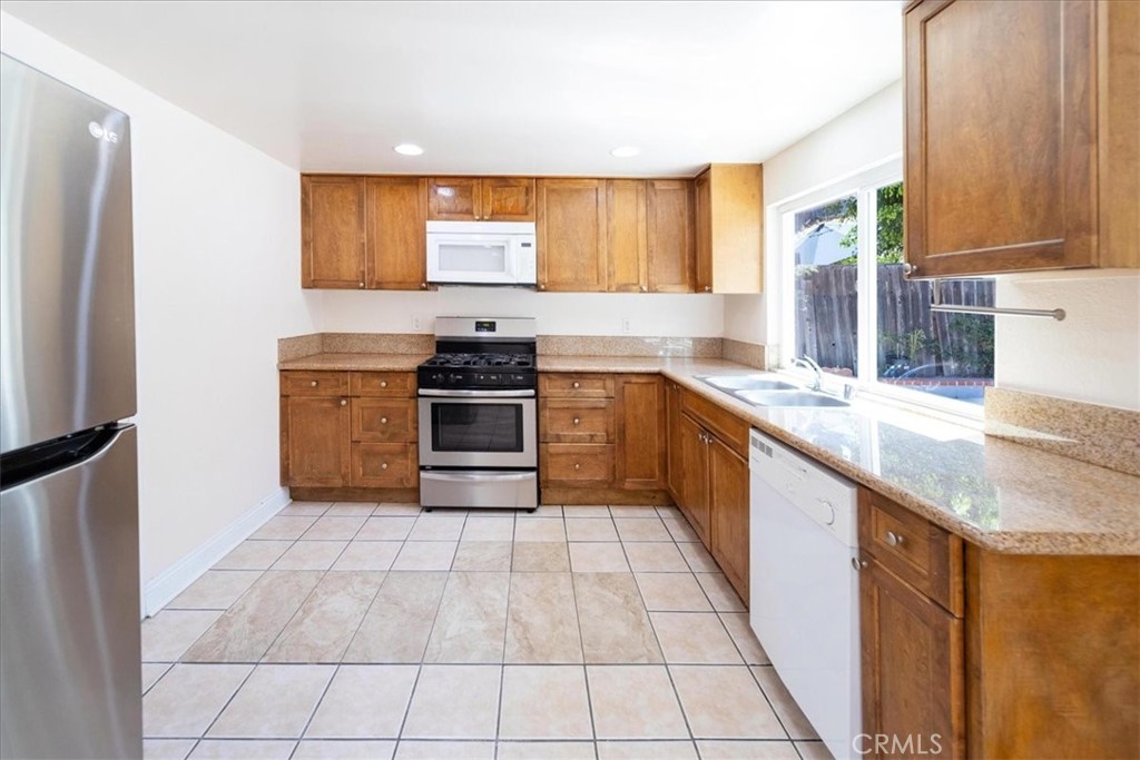 835 Raintree Place Vista, CA 92084 - Photo 8 of 42