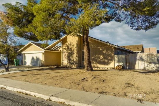 213 Larkspur Street Ridgecrest, CA 93555 - Photo 2 of 31