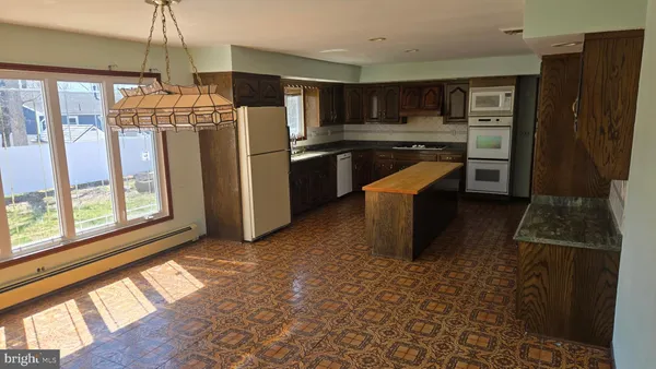 $645,000 | 919 Somerset Drive, Toms River, NJ 08753