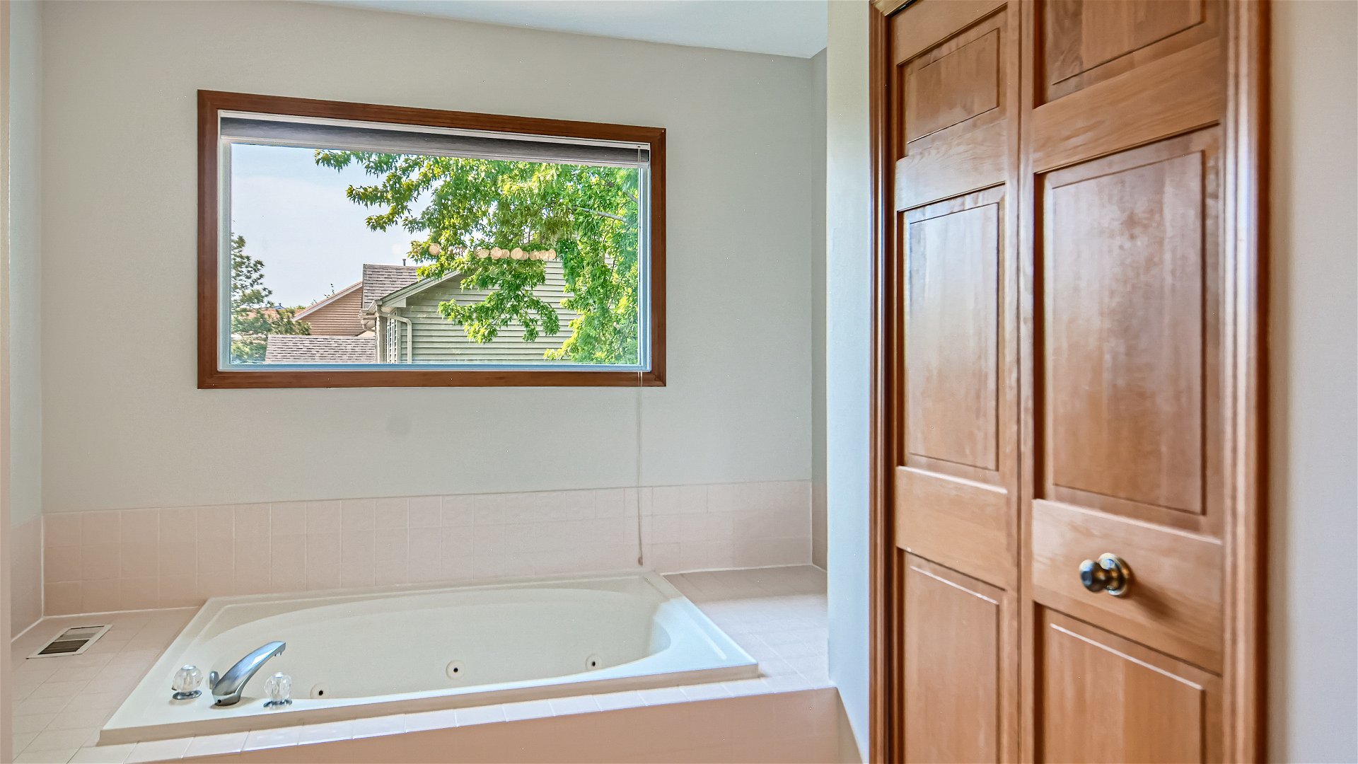 1840 Nicholson Drive Hoffman Estates, IL 60192 - Photo 19 of 28 a bathroom with a tub