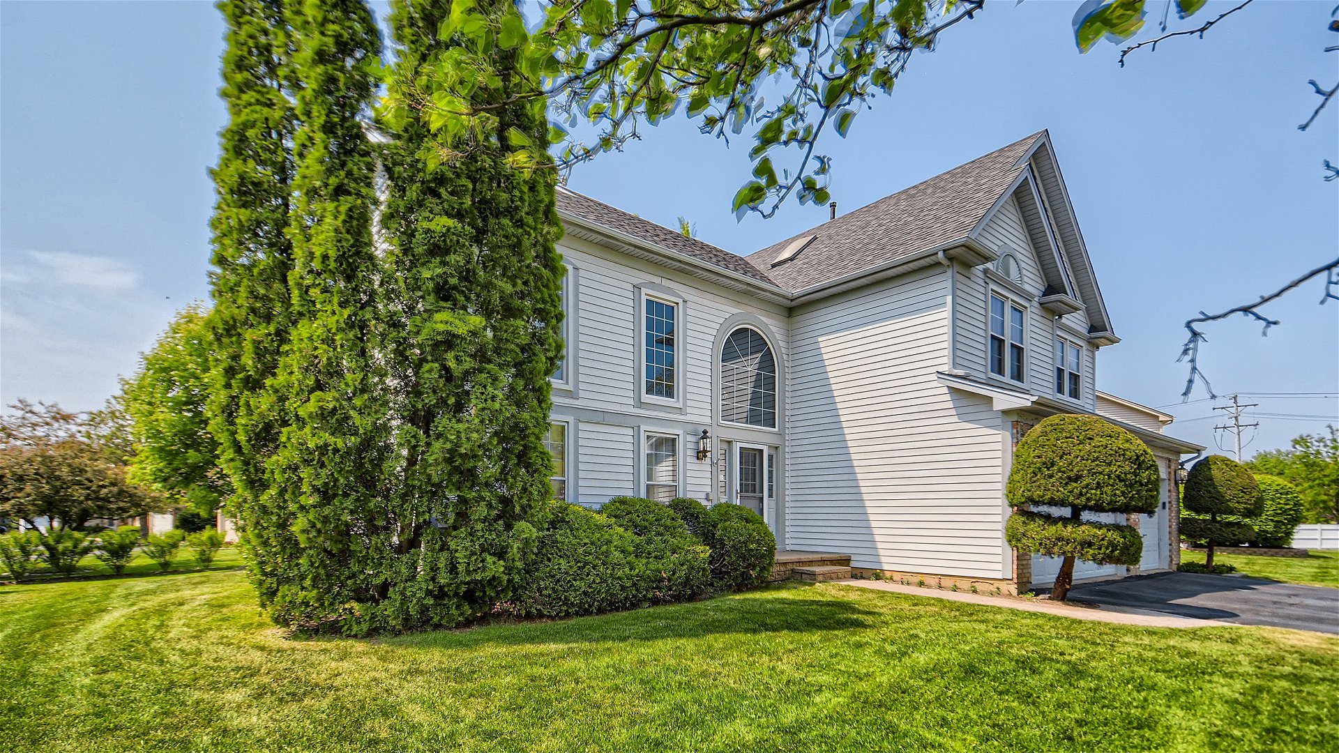1840 Nicholson Drive Hoffman Estates, IL 60192 - Photo 28 of 28 a front view of a house with a garden