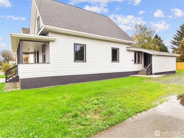 a view of a backyard