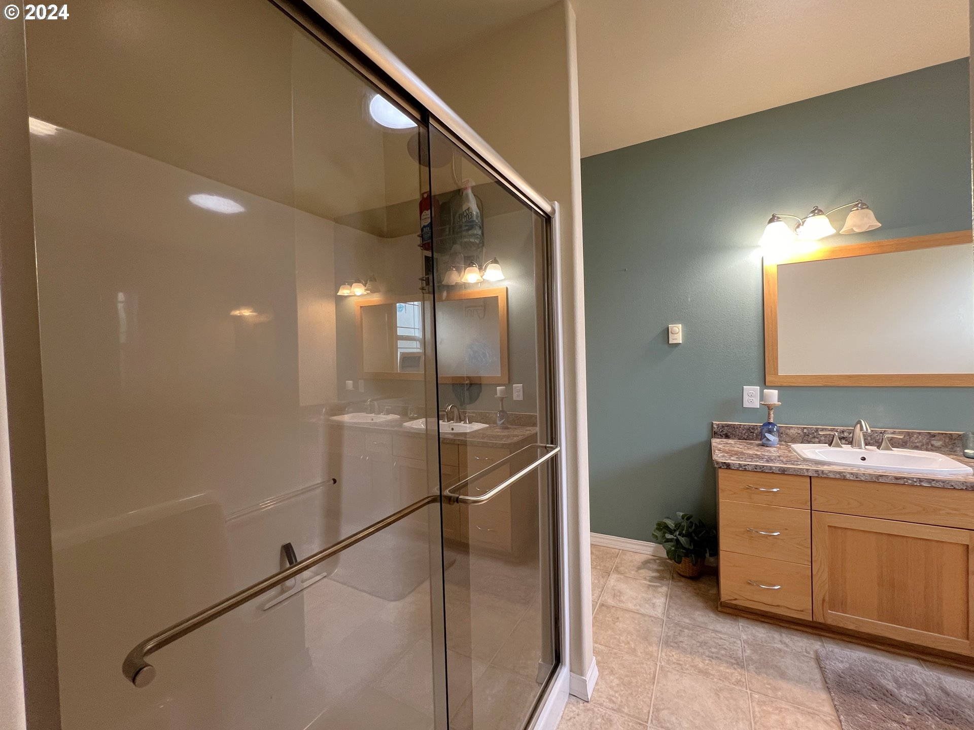 2375 Arthur Drive Reedsport, OR 97467 - Photo 18 of 35 Owner's Suite Bathroom
